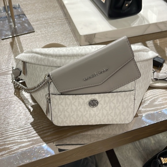 MICHAEL KORS
Maisie Large Logo 2-in-1 Sling Pack
Optic White/Silver
NWT - Picture 2 of 16